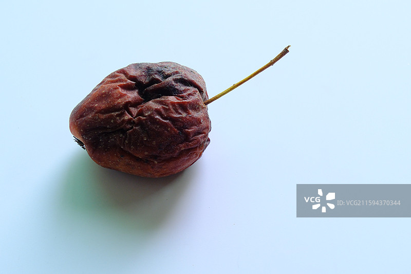 烂果子。烂苹果。腐烂的鸡心果。白色背景设计素材。背景分离图片素材