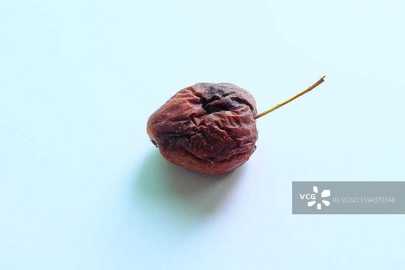 烂果子。烂苹果。腐烂的鸡心果。白色背景设计素材。背景分离图片素材