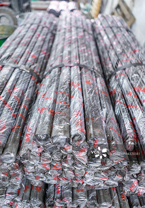 中国钢铁加工工厂拍摄主题，车间里一堆细的钢管建材材料，室内无人图像摄影图片素材