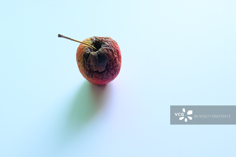 烂果子。烂苹果。腐烂的鸡心果。白色背景设计素材。背景分离图片素材