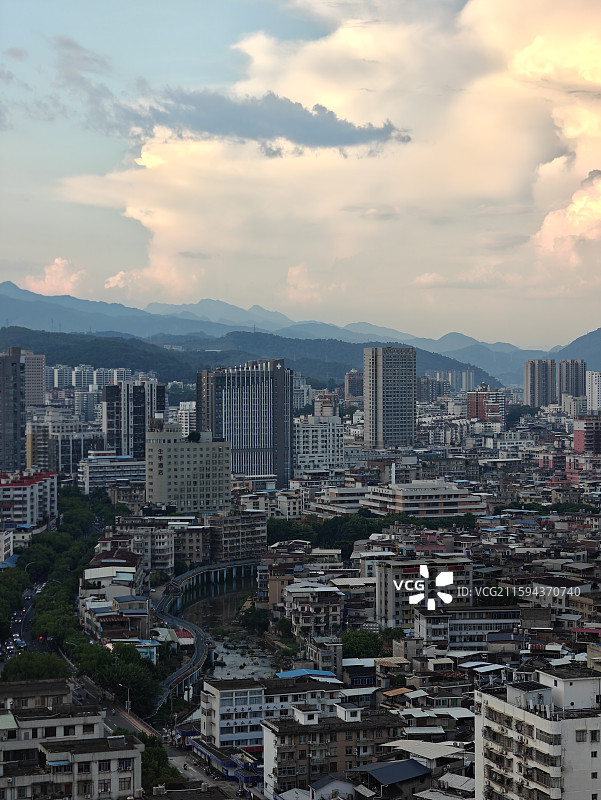 日落西山，云海下的龙岩市新罗区城市风光图片素材