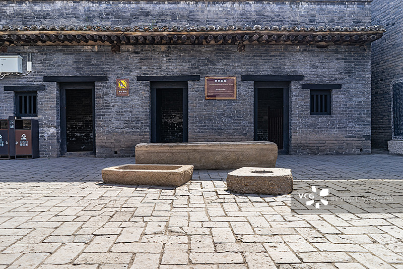 中国山西临汾洪洞县景区，明代苏三监狱男死囚牢和八丈墙外犯人吃饭喝水的石槽水井，户外白昼无人图像摄影图片素材