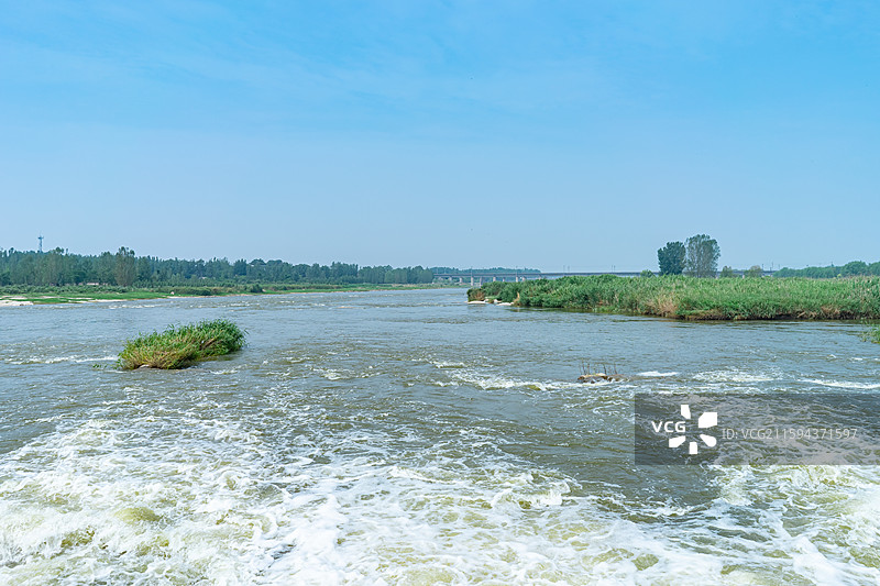 中国山东泰安岱岳区大汶口镇山西街村文化遗址风景区，雨季汛期奔腾汹涌河流，户外白昼无人图像摄影图片素材
