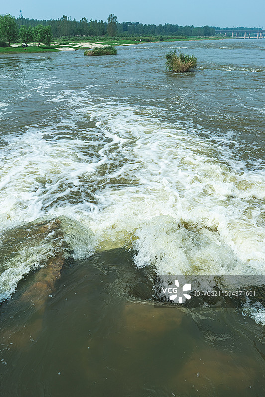 中国自然风光拍摄主题，雨季汛期奔腾汹涌的河流和瀑布，白色的泡沫，户外白昼无人图像摄影图片素材