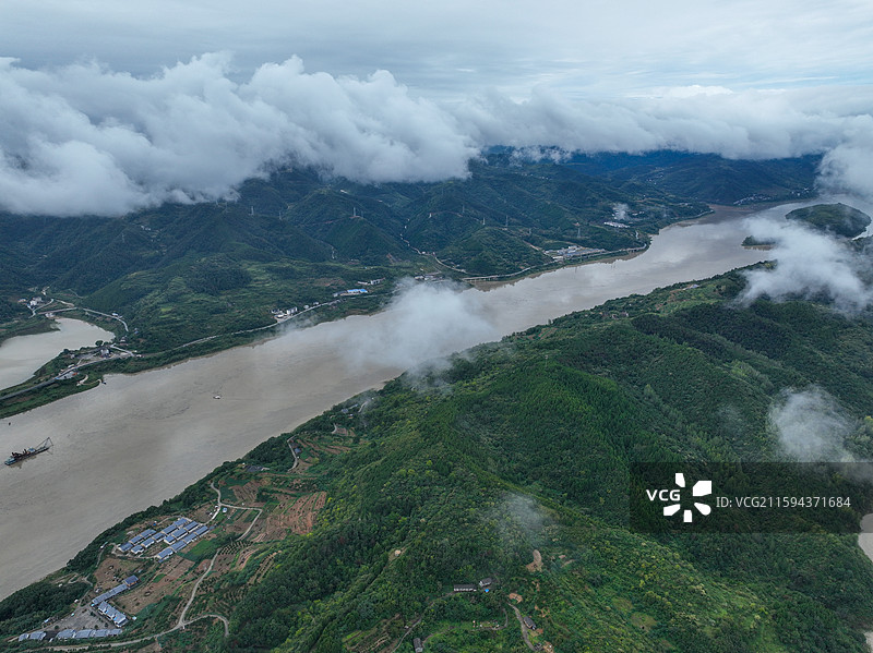 湖北省十堰市郧阳区，汉江云遮雾绕风光图片素材