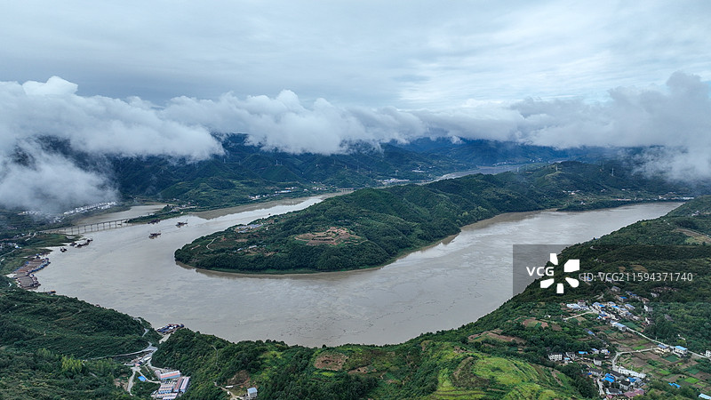 湖北省十堰市郧阳区，汉江云遮雾绕风光图片素材