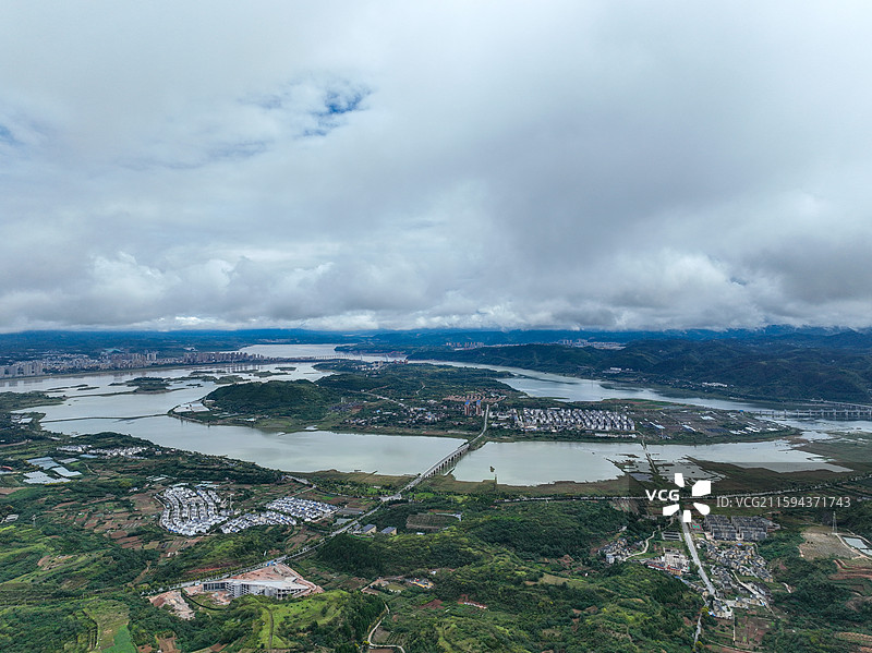 湖北省十堰市郧阳区，汉江云遮雾绕风光图片素材