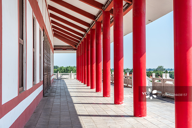 河南省鹤壁市朝歌文化公园鹿台阁顶层观景平台及红色立柱图片素材