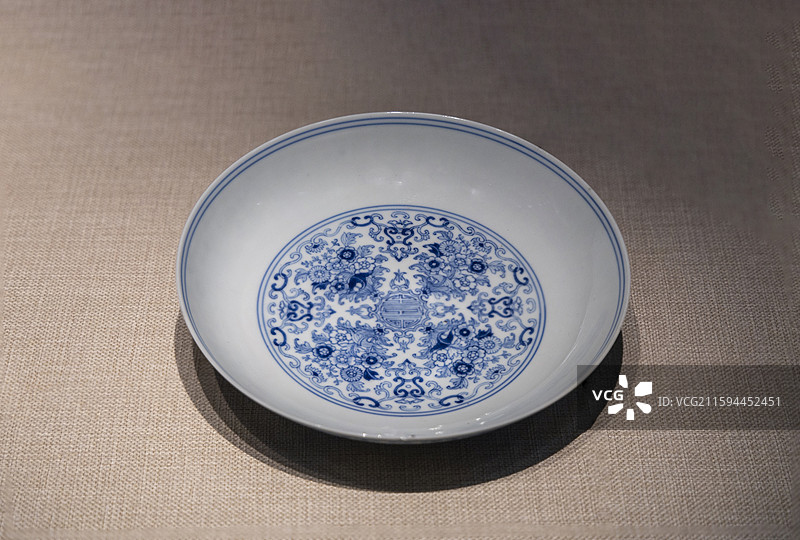 内蒙古呼和浩特博物院“景德镇陶瓷珍品展”：青花白描菊花寿字纹盘（清 雍正，景德镇中国陶瓷博物馆藏）图片素材