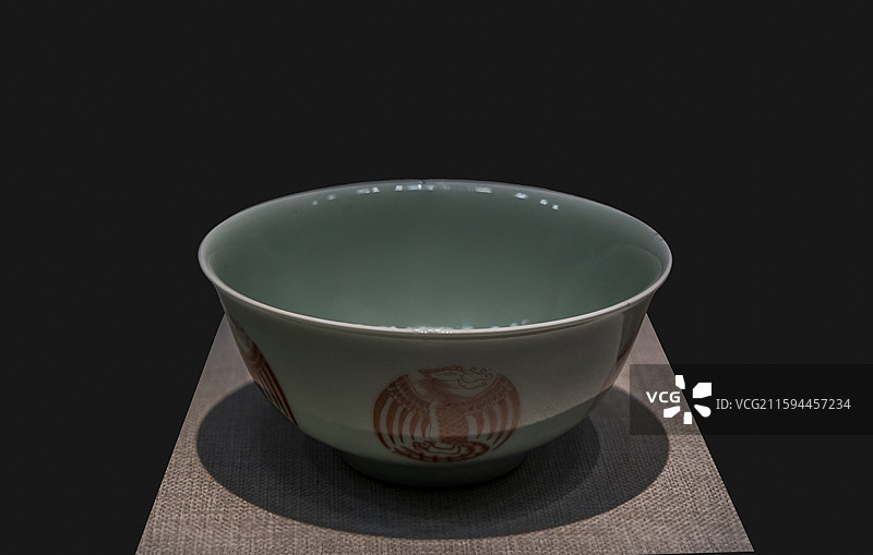内蒙古呼和浩特博物院“景德镇陶瓷珍品展”：青釉矾红团凤纹碗（清 乾隆，景德镇中国陶瓷博物馆藏）图片素材