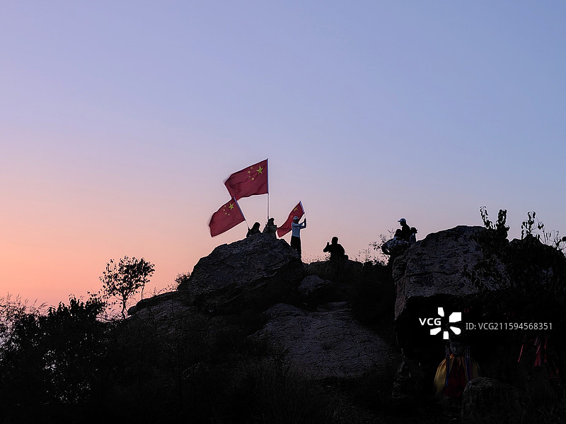 国庆节，莒县屋楼崮凌晨攀爬看日出的人们图片素材