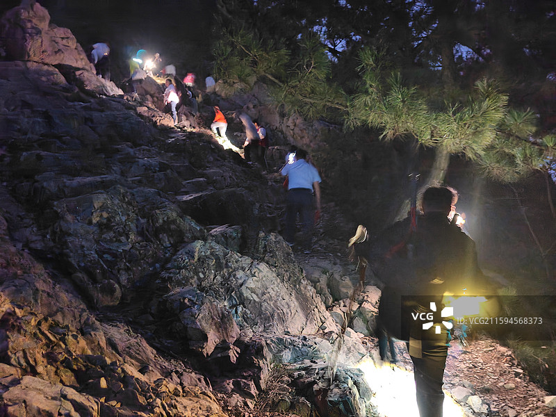 国庆节，莒县屋楼崮凌晨攀爬看日出的人们图片素材