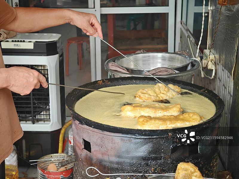 皖北安徽亳州传统特色美食早餐早点油炸馍大油条炸秦桧图片素材