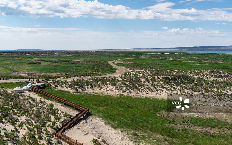 晴朗天气新疆福海县乌伦古湖国家湿地公园木栈道和远方公路图片素材