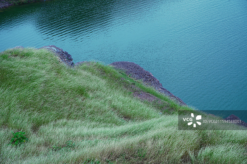 安徽省亳州市涡阳县龙山镇龙山池塘水边草地宁静休闲图片素材