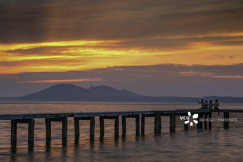 观看武汉最美朝霞的人：武汉大学凌波门最美的金色朝霞，霞光万丈图片素材