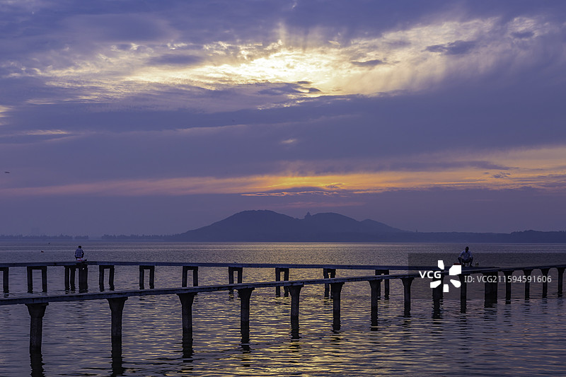 武汉最美朝霞下的垂钓者和劳动人：武汉大学凌波门最美的金色朝霞，多彩的云彩图片素材