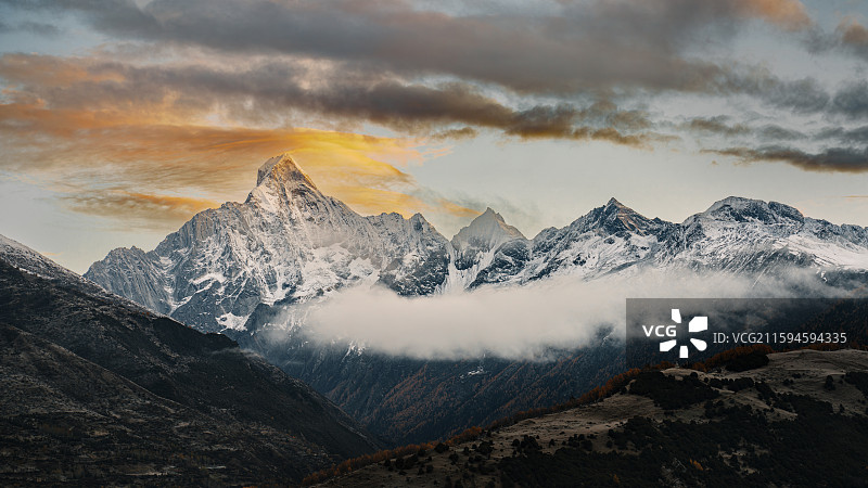 四姑娘山日照金山图片素材