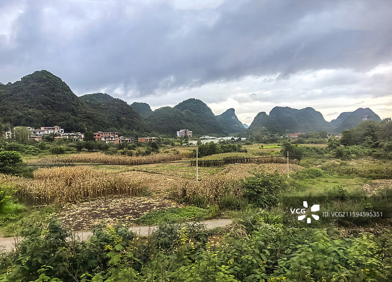 最美高铁沪昆高铁贵州安顺境内段沿途秋收时节田园风光和远途村寨风光图片素材