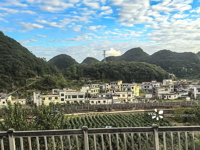 最美高铁沪昆高铁贵州安顺境内段沿途秋收时节田园风光和远途村寨风光图片素材