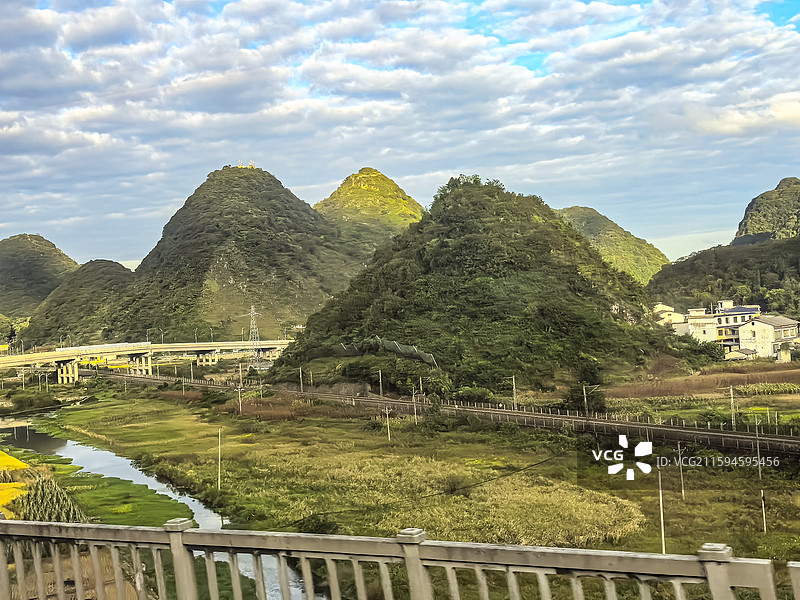 最美高铁沪昆高铁贵州安顺境内段沿途秋收时节田园风光和远途村寨风光图片素材