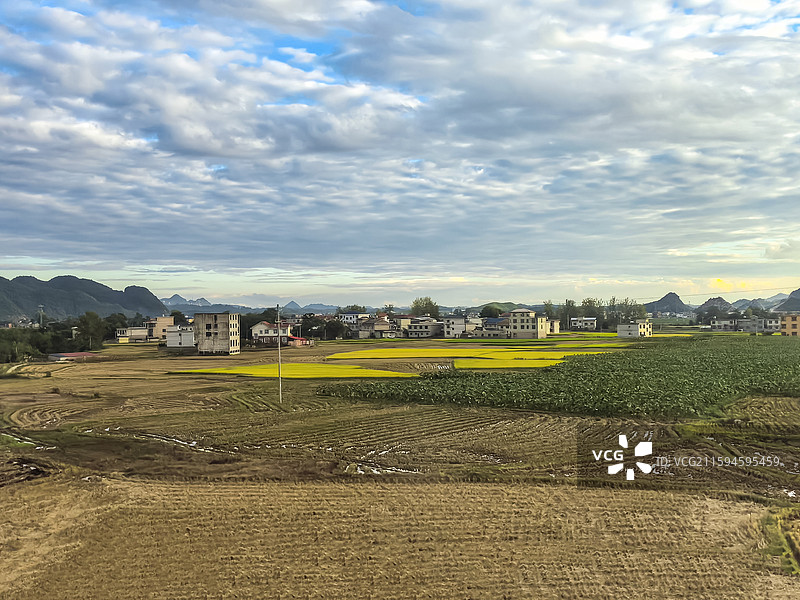 最美高铁沪昆高铁贵州安顺境内段沿途秋收时节田园风光和远途村寨风光图片素材