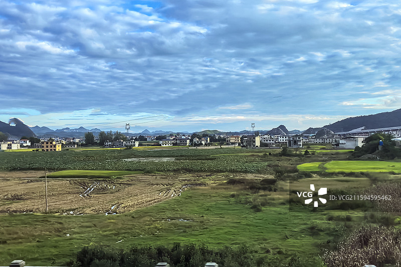 最美高铁沪昆高铁贵州安顺境内段沿途秋收时节田园风光和远途村寨风光图片素材