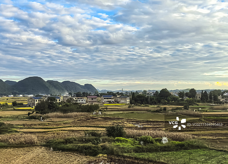 最美高铁沪昆高铁贵州安顺境内段沿途秋收时节田园风光和远途村寨风光图片素材