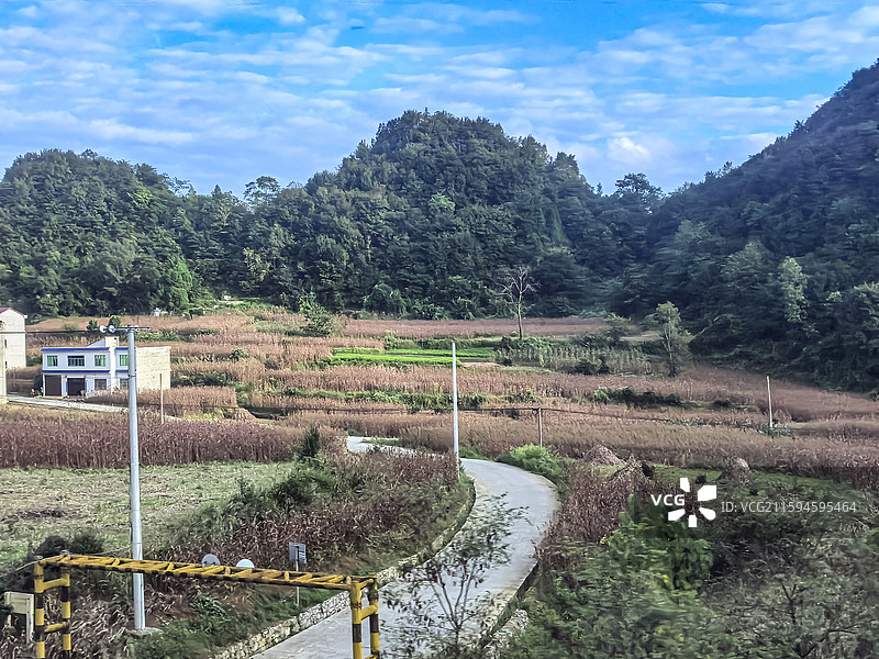 最美高铁沪昆高铁贵州安顺境内段沿途秋收时节田园风光和远途村寨风光图片素材