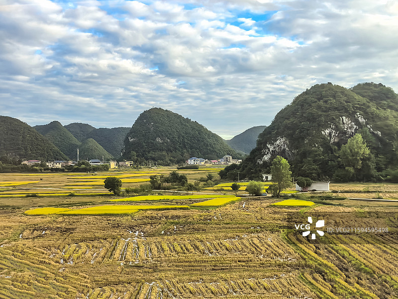 最美高铁沪昆高铁贵州安顺境内段沿途秋收时节田园风光和远途村寨风光图片素材