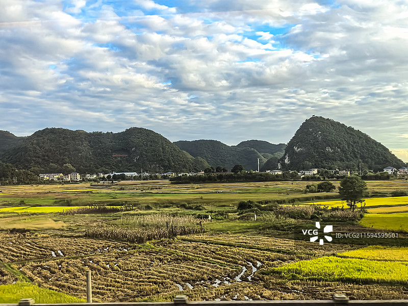 最美高铁沪昆高铁贵州安顺境内段沿途秋收时节田园风光和远途村寨风光图片素材