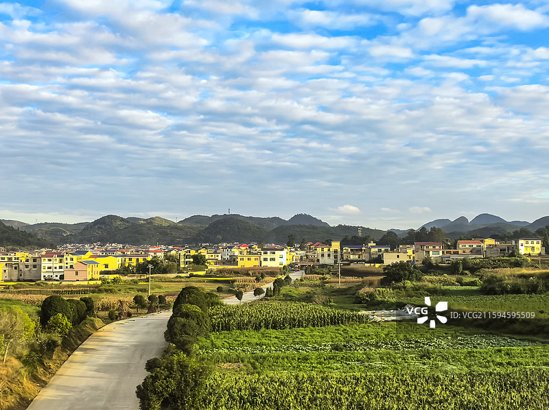 最美高铁沪昆高铁贵州安顺境内段沿途秋收时节田园风光和远途村寨风光图片素材