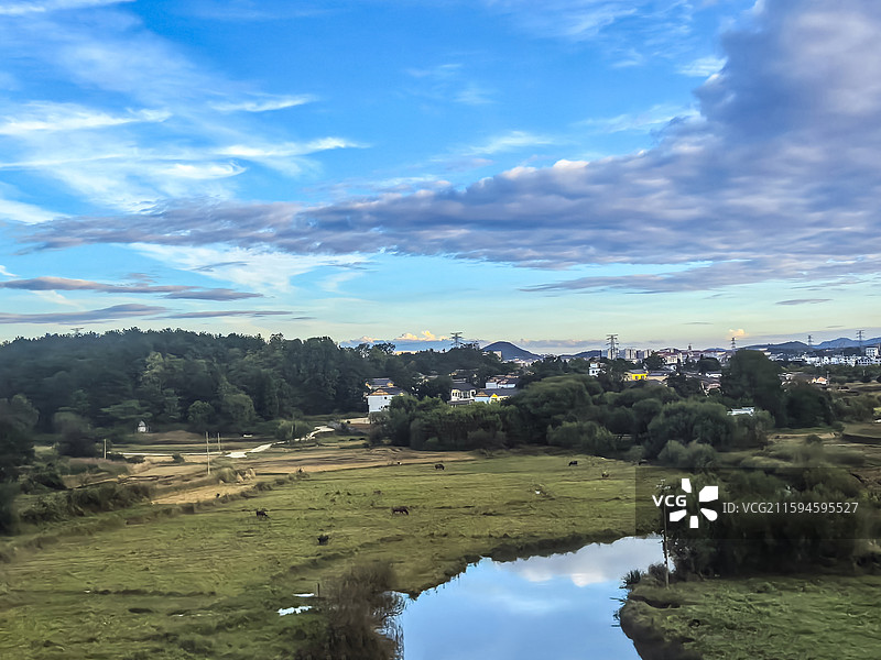 最美高铁沪昆高铁贵州安顺境内段沿途秋收时节田园风光和远途村寨风光图片素材