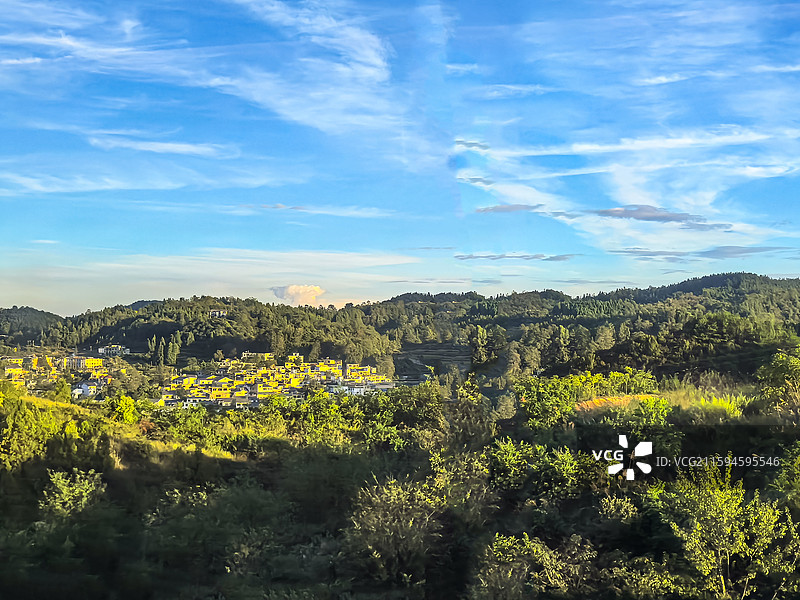 最美高铁沪昆高铁贵州安顺境内段沿途秋收时节田园风光和远途村寨风光图片素材