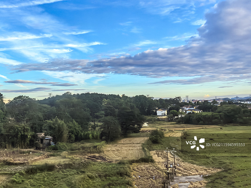 最美高铁沪昆高铁贵州安顺境内段沿途秋收时节田园风光和远途村寨风光图片素材