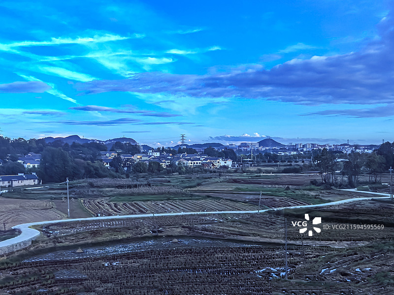 最美高铁沪昆高铁贵州安顺境内段沿途秋收时节田园风光和远途村寨风光图片素材