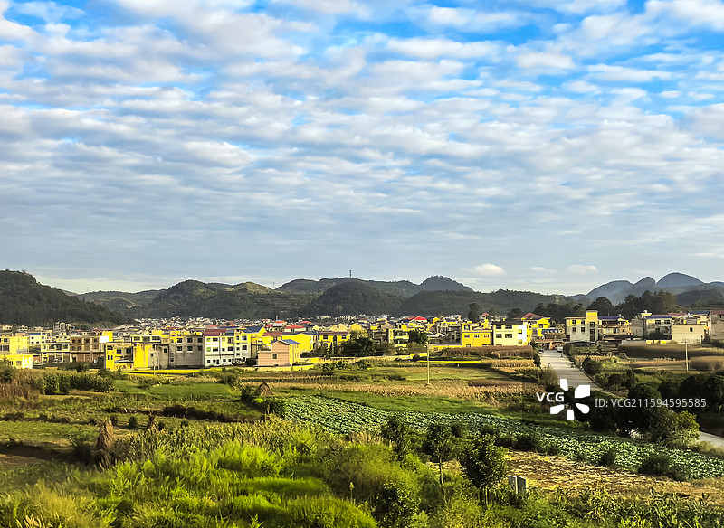 最美高铁沪昆高铁贵州安顺境内段沿途秋收时节田园风光和远途村寨风光图片素材