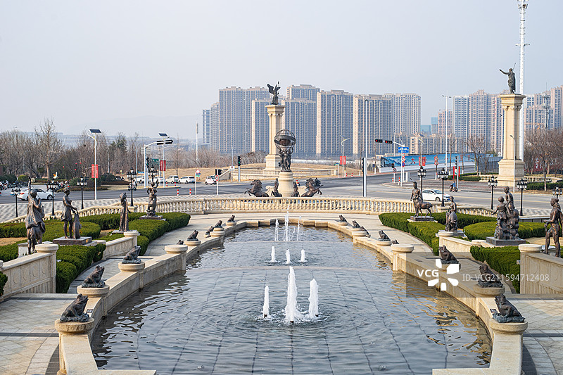 中国露台花园景观设计拍摄主题，欧式风格酒店广场上十二星座雕像和水槽里的喷泉，户外白昼雕像图像摄影图片素材