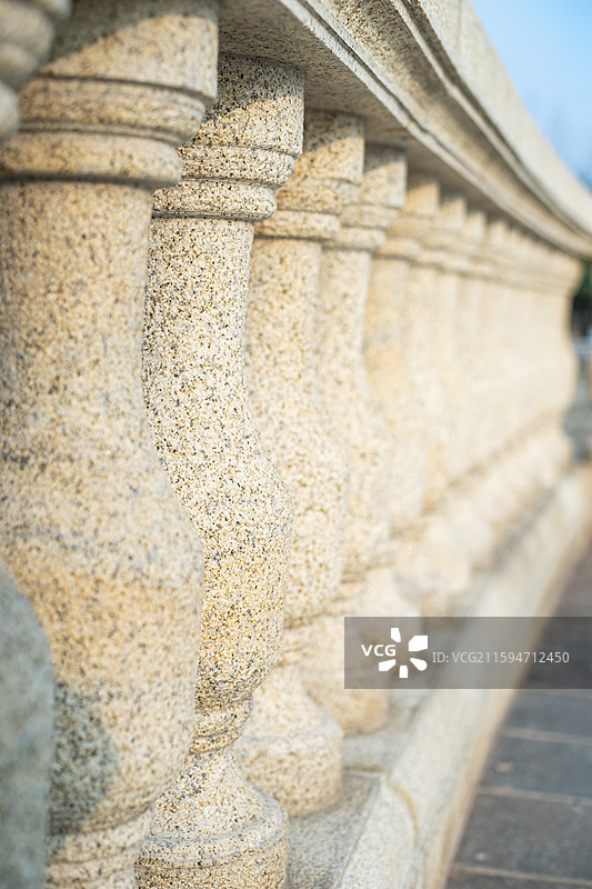 中国城市公园拍摄主题，露台花园里大理石石材欧式复古风格步行道路两侧的柱子，户外白昼无人图像摄影图片素材