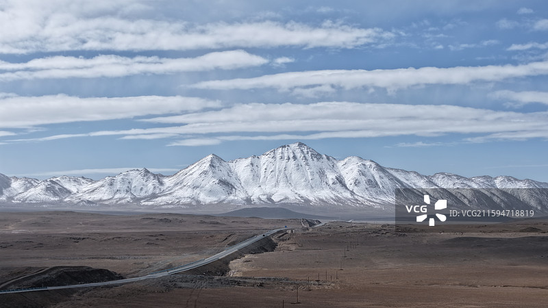 羌塘无人区的雪山公路风光图片素材
