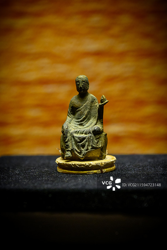 铜鎏金药师佛坐像，辽，南安寺塔基地宫出土，蔚州博物馆图片素材