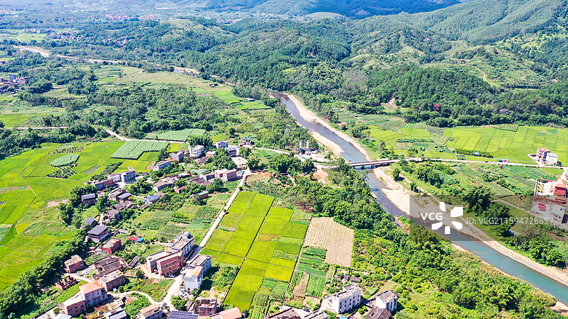 2025年10月2日，航拍广西梧州市苍梧县沙头镇思艾村，稻田、房屋、小河、绿植、山峦、蓝天白云相映图片素材