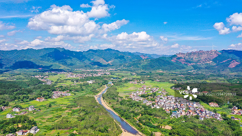 2025年10月2日，航拍广西梧州市苍梧县沙头镇思艾村，稻田、房屋、小河、绿植、山峦、蓝天白云相映图片素材