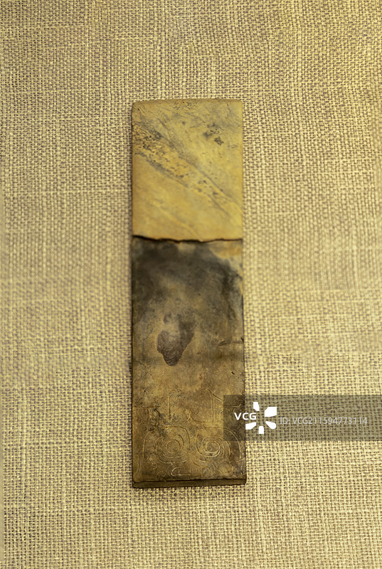 山东日照市博物馆“日照史前文化陈列”：兽面纹玉圭（仿，新石器时代龙山文化，1963年两城镇遗址征集）图片素材