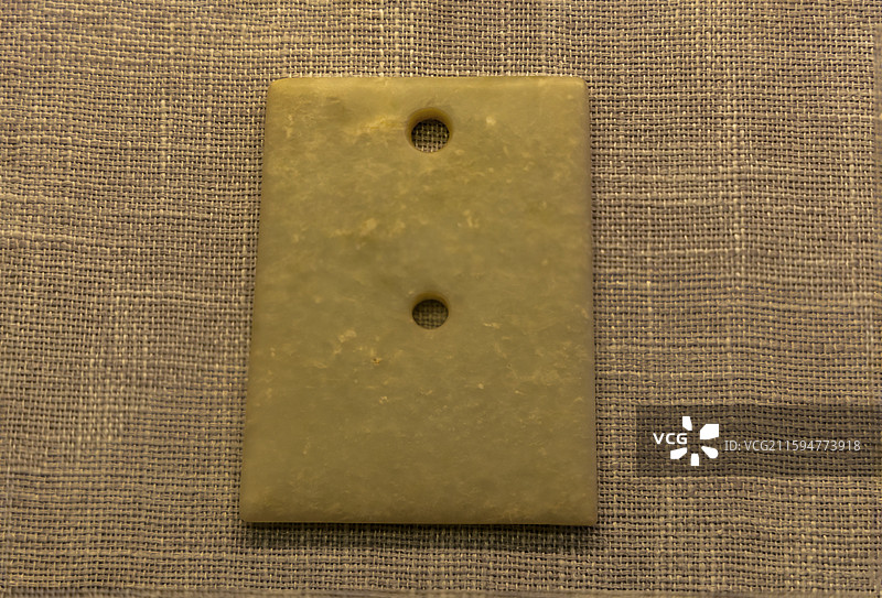 山东日照市博物馆“日照史前文化陈列”：双孔玉钺（仿，新石器时代龙山文化，1936年两城镇遗址出土）图片素材