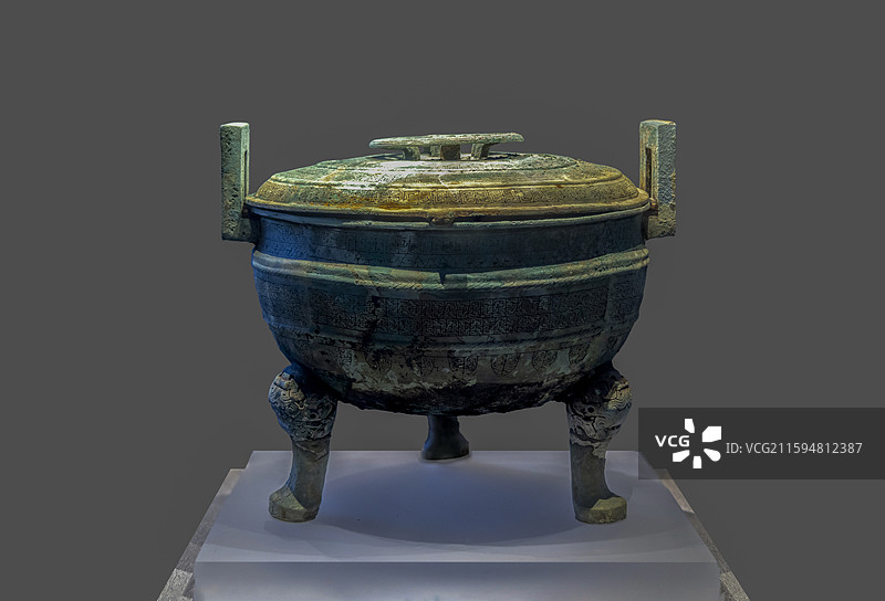 山东省日照市博物馆“日照夏商周文化陈列”：蟠虺纹铜鼎（春秋，国家三级文物，日照市博物馆藏）图片素材