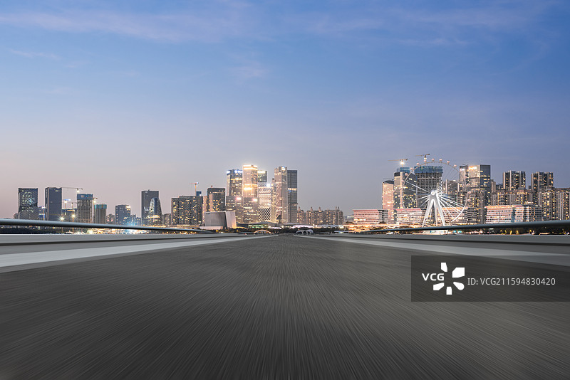 深圳前海地标建筑和空白无人的路面图片素材