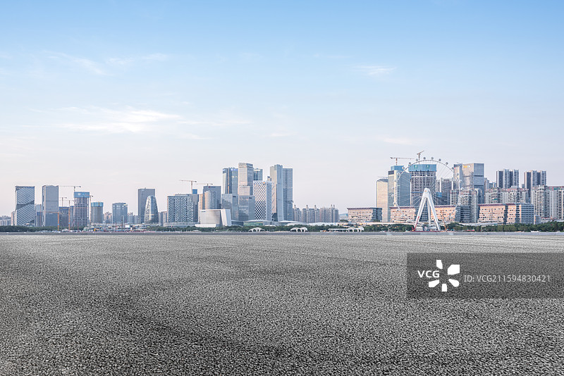 深圳前海地标建筑和空白无人的路面图片素材