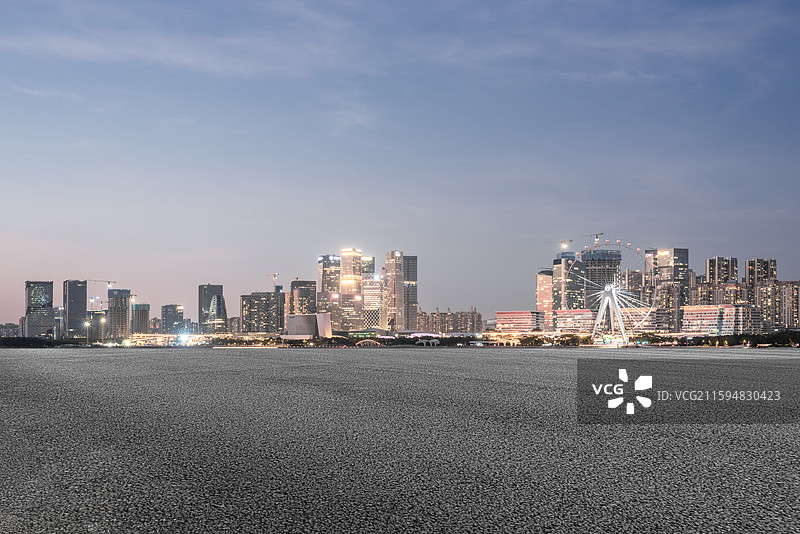 深圳前海地标建筑和空白无人的路面图片素材
