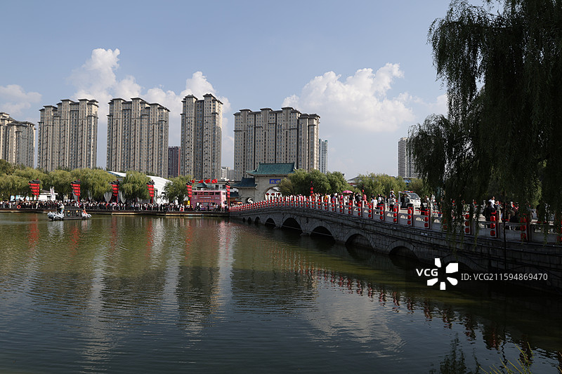 吉林北山公园，金秋，十一，游船，金色荷叶，图片素材